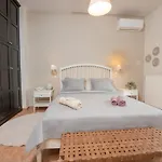The Villea - 5 Bed House In