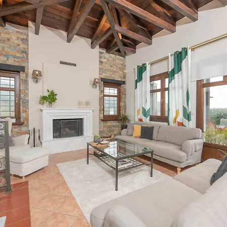 The Villea - 5 Bed House In Villa Alli Meria