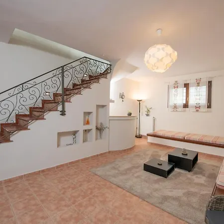 The Villea - 5 Bed House In Villa Alli Meria